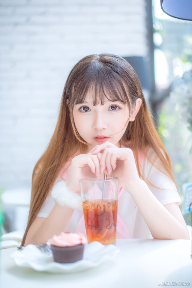 “哦？”马谡闻言诧异的看向诸葛亮：“不是庞统？”